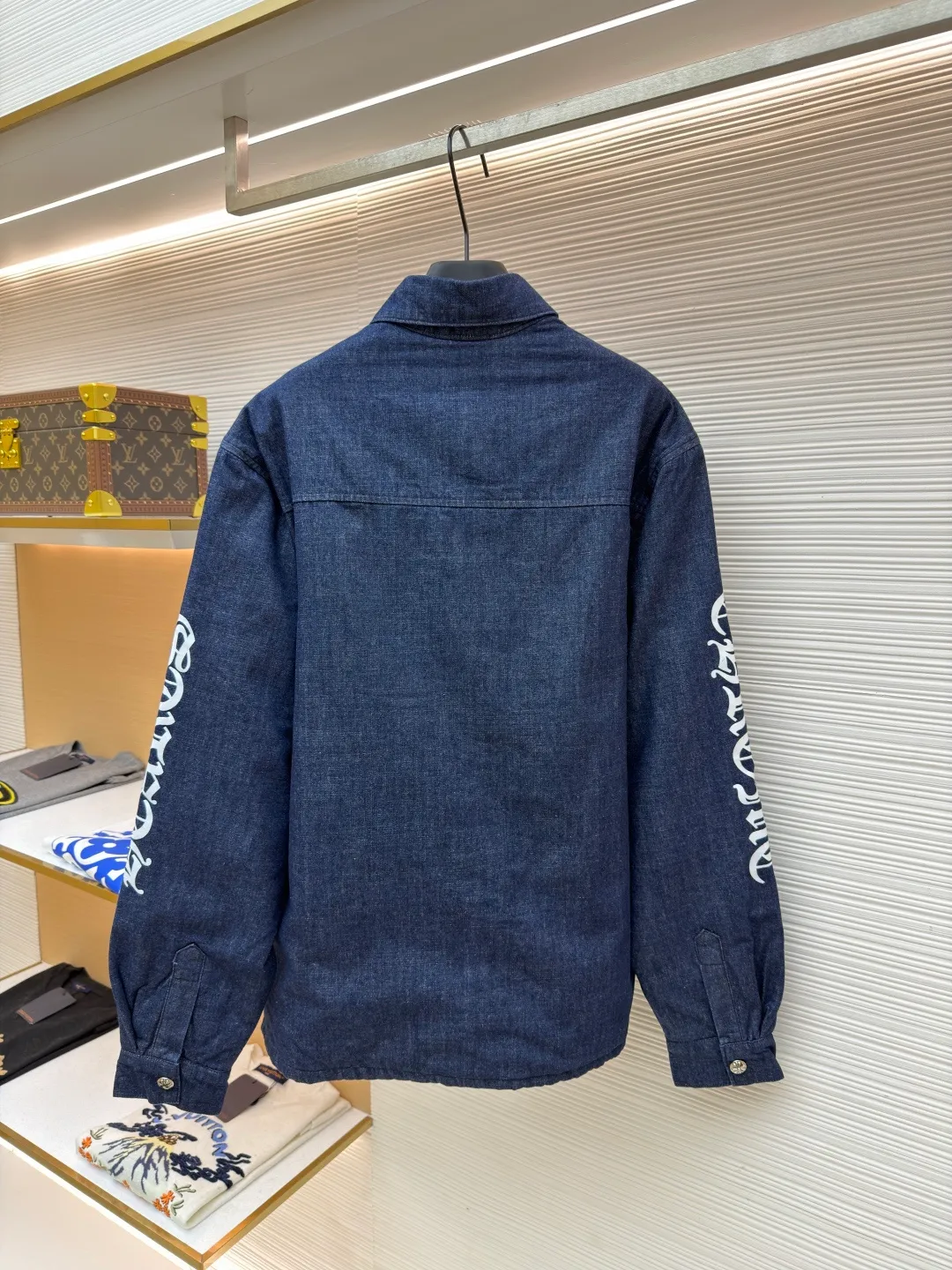 Chrome Hearts Denim Shirt Cotton Clothes ●Item No.: 1682230-C00 ●Fabric: Pure cotton twill denim fabric ●Technology: Glue printing ●Color: Blue ●Version: Fitted version ●Weight: about 930 grams ●Size: S-M-L ●Description: The original domestic stock was purchased for 3.4W. The development cost is extremely high, and the fabric is made of high-density pure cotton twill denim material imported from Italy. According to the original color matching and washing water test, the jacquard lining is tested N times and the minimum order is one thousand meters. The loss is huge. The quilting is made of Xinjiang cotton, which is thick and warm. The printing is based on the original version using hand-made glue printing, and the accessories collar label is made of imported lambskin. The overall wiring is straight and delicate, the fabric is comfortable and soft, and the color is consistent without color difference. It can be matched with the same style to create a fashionable look and control various occasions. Customized accessories, complete with three standards, same style for men and women!